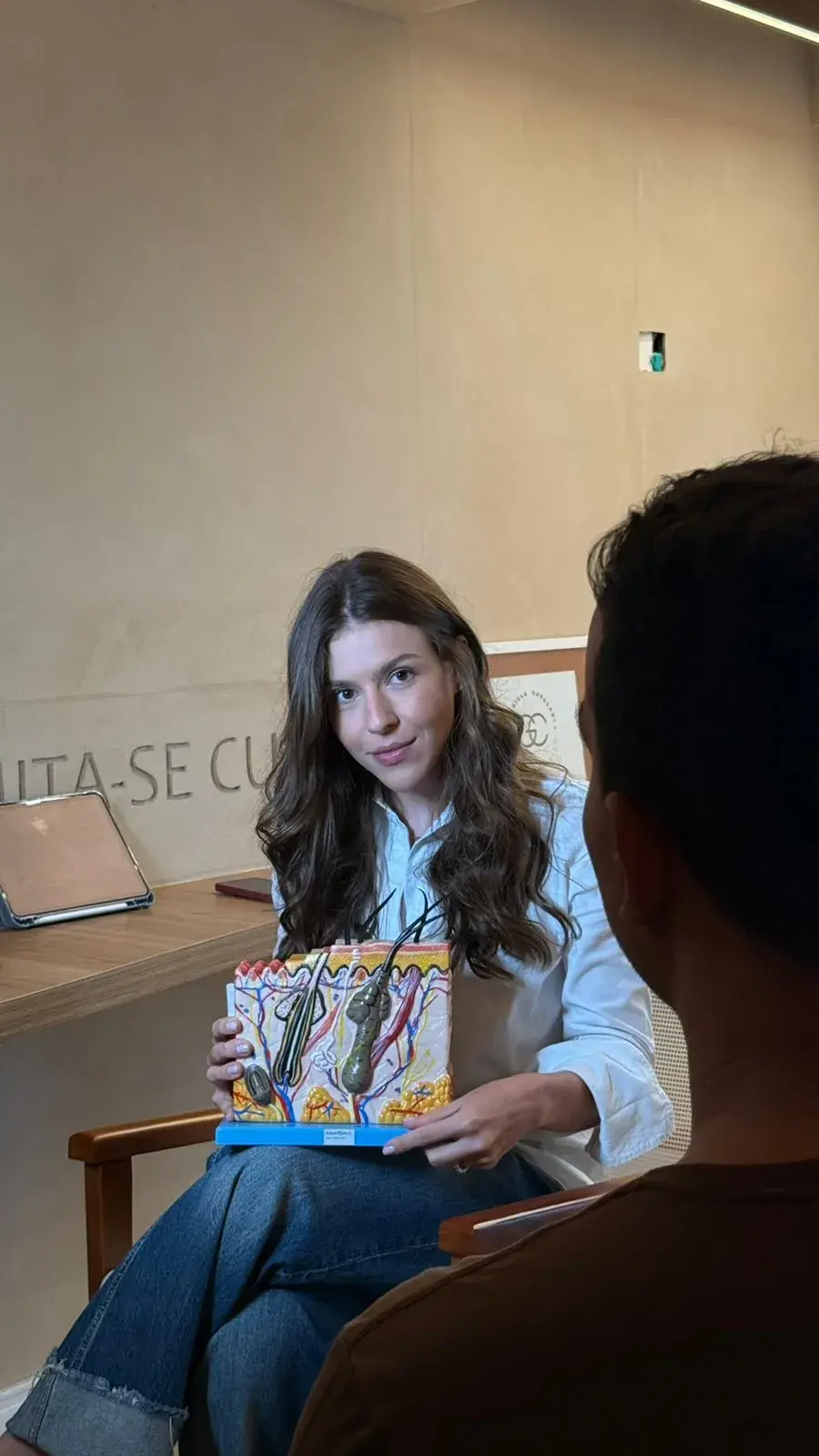 Dra. Gabriela Cavalari, dermatologista, em consulta no consultório