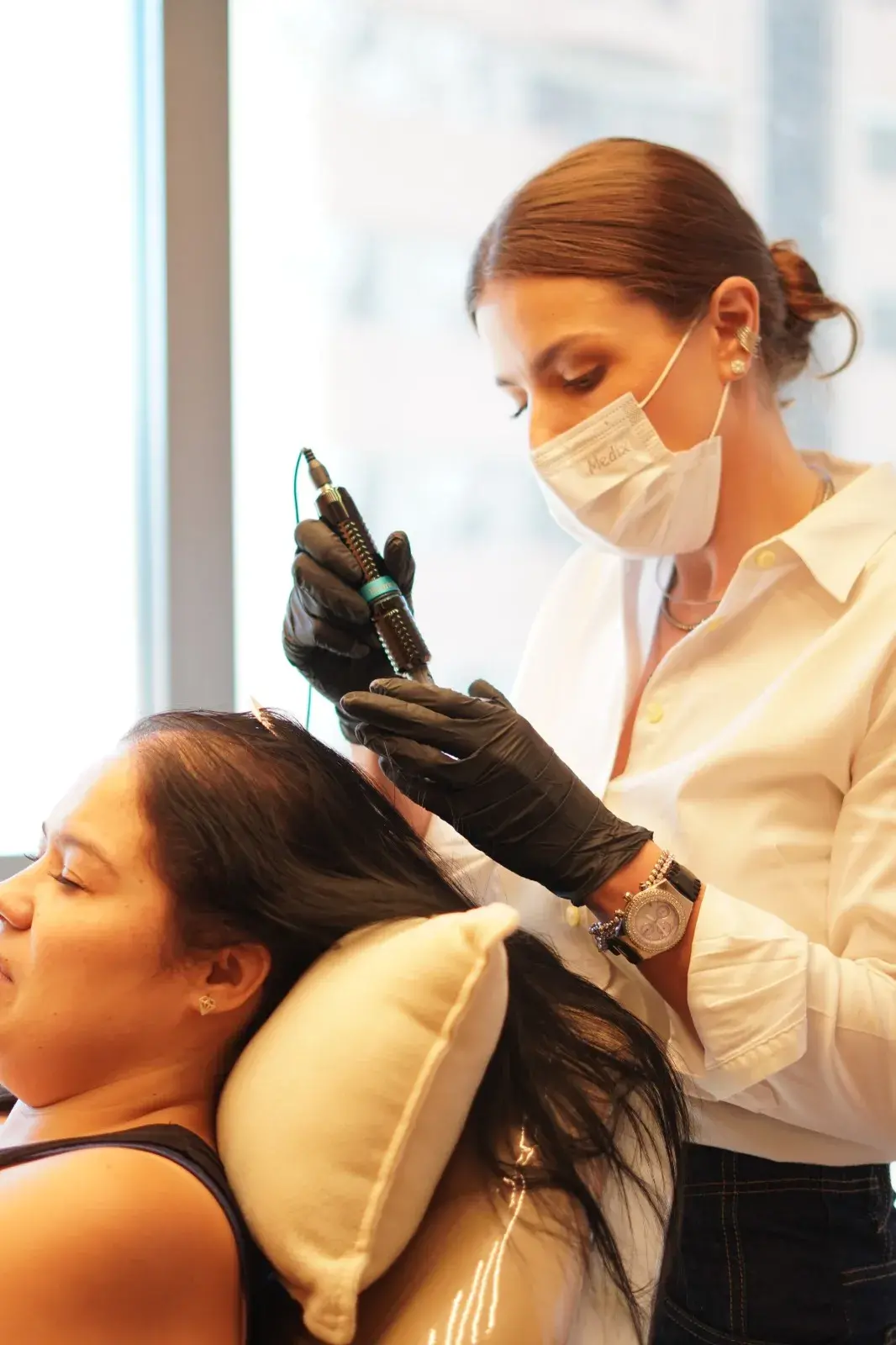 Dra. Gabriela Cavalari realizando procedimento dermatológico